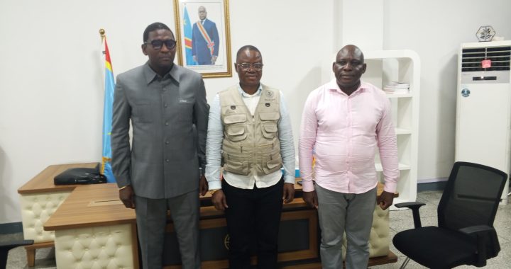 Kinshasa : visite surprise, Levy Mbuta promet de s&rsquo;impliquer dans l’assainissement du stade des Martyrs 