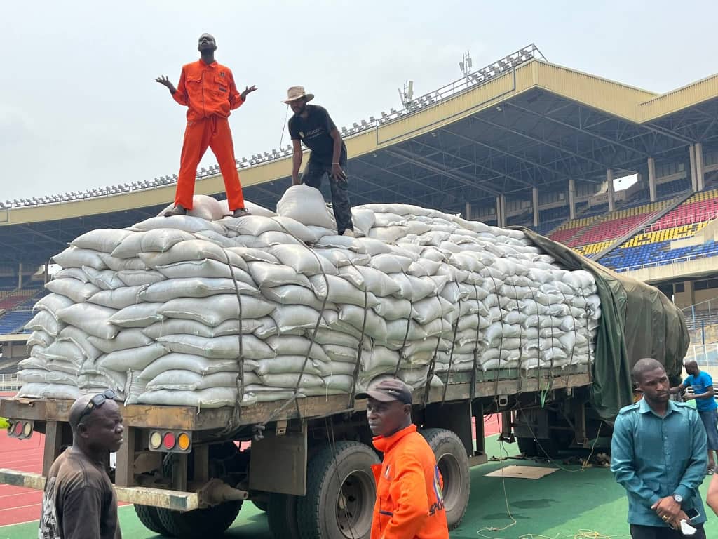 Stade des Martyrs : la réhabilitation s’accélère avec une nouvelle livraison de matériaux 7 IMG 20260420 WA0025