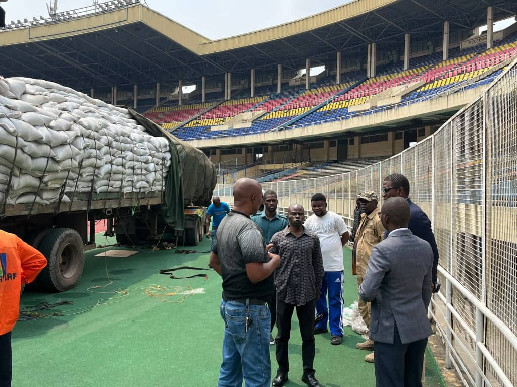 Stade des Martyrs : la réhabilitation s’accélère avec une nouvelle livraison de matériaux 5 IMG 20260420 WA0026